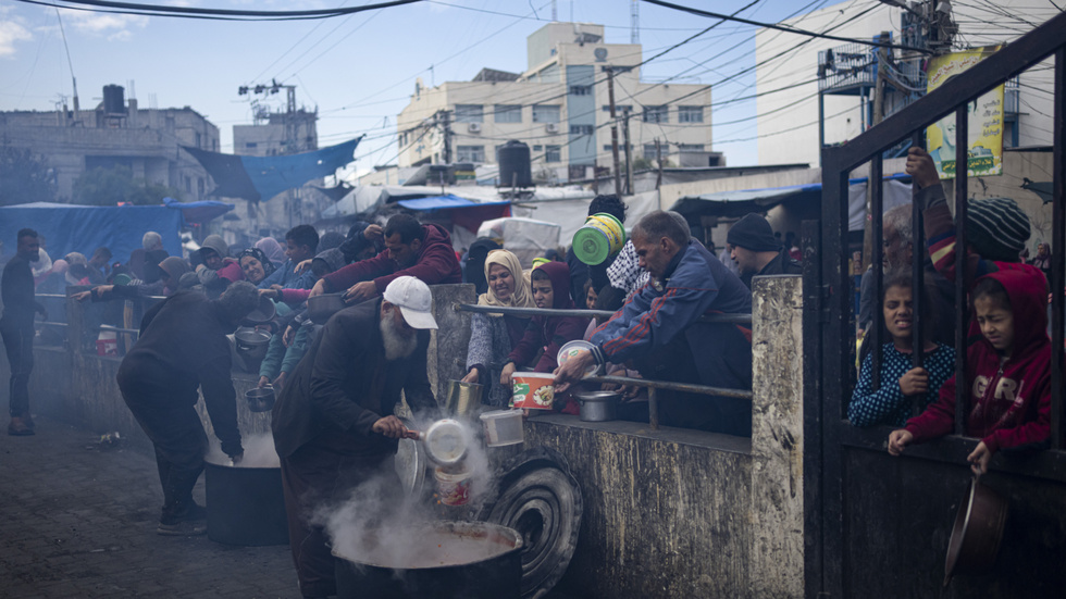 Palestinier i kö för ett mål mat i Rafah i södra Gaza.