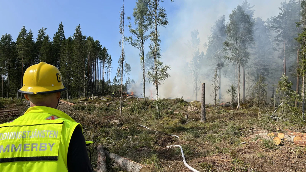 Branden utanför Gullringen bekämpas med flera enheter.