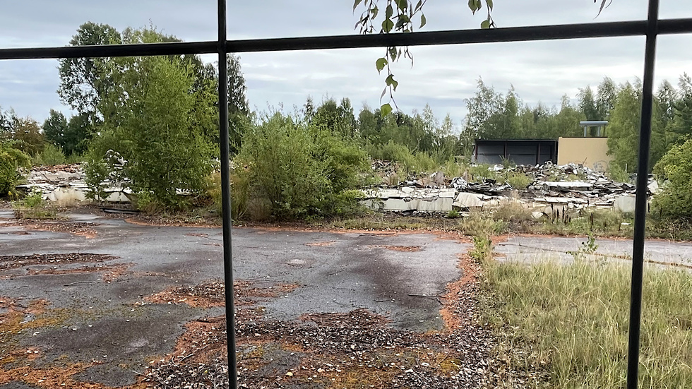 Det nedbrunna slakteriet ligger vid Storgatan i södra delen av Hultsfreds tätort. Grannarna har väntat länge på att brandresterna ska städas bort.