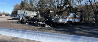 Explosion i natt: Två husvagnar och en husbil började brinna