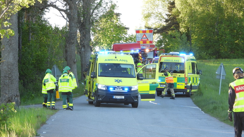 Ett stort antal ambulanser, polisbilar och brandbilar skickades till olycksplatsen.
