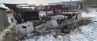 Branden i garaget kan vara anlagd – två fordon förstördes