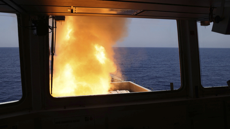 Houthirebellernas vapen når fartyg i Röda havet.