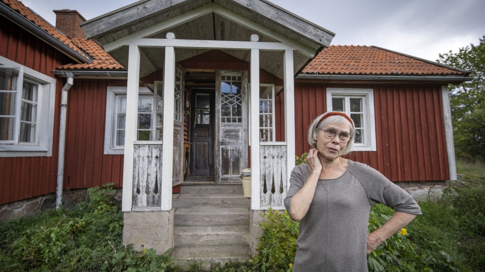 74-åriga Gunhild Pfeiffer-Merker har medvetet valt ett liv utan elektricitet och rinnande vatten mitt ute i den småländska skogen.
