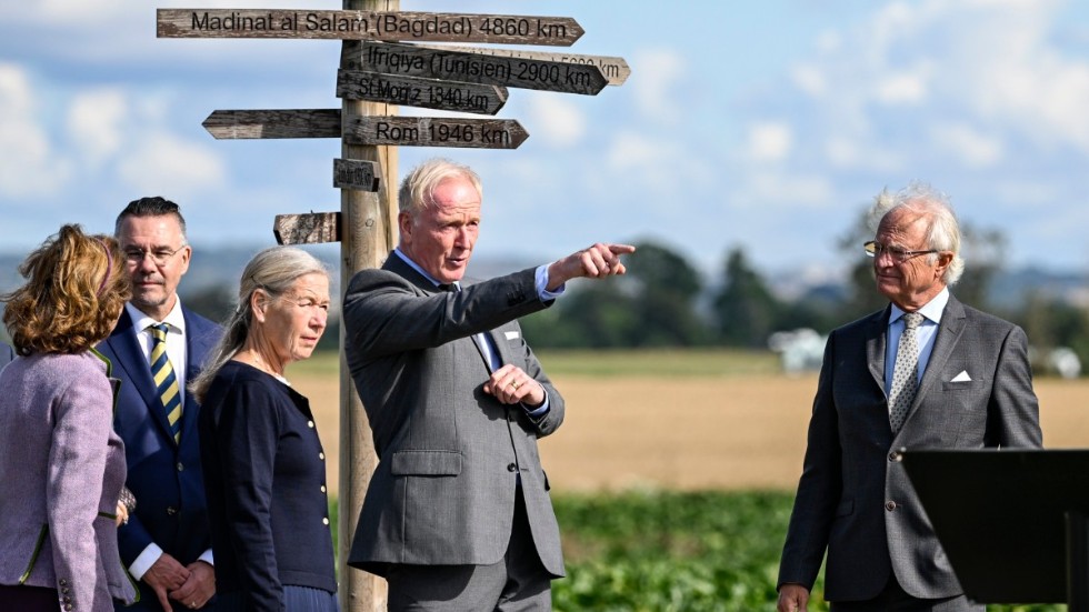 Mats Roslund, professor i historisk arkeologi (mitten) tillsammans med drottning Silvia, Lunds universitets rektor Erik Renström och landshövding Anneli Hulthén till vänster och kung Carl Gustaf till höger.