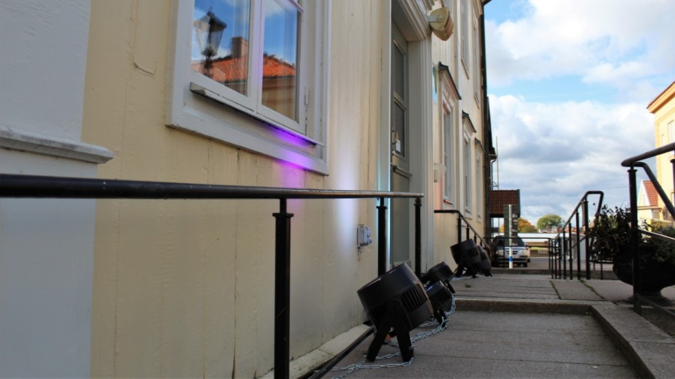 Vimmerby kommun belyser rådhuset med regnbågens färger för att uppmärksamma Pride.