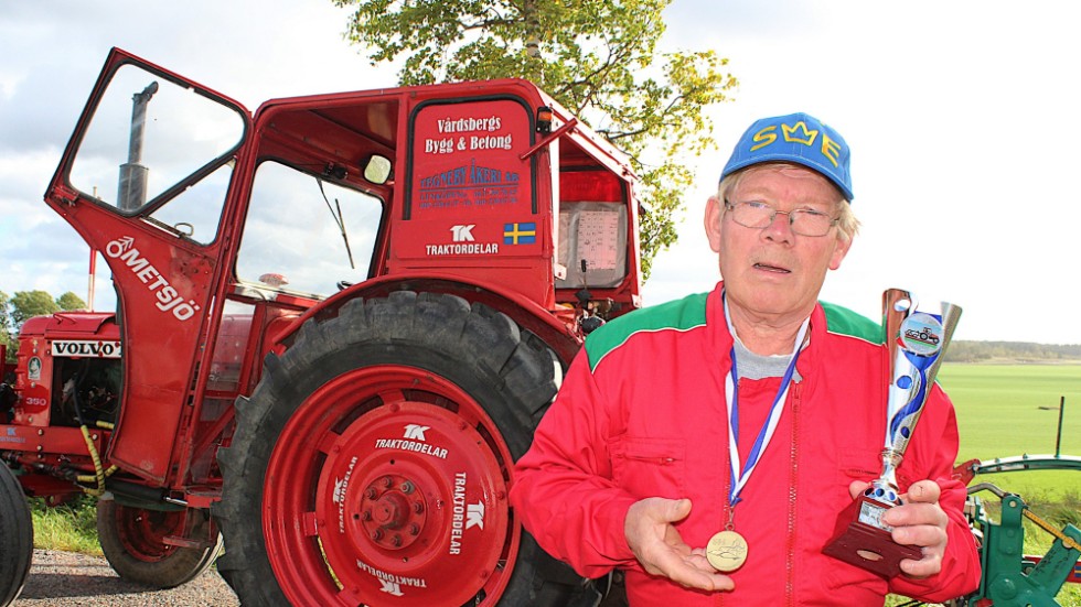 Inge Larsson visar upp vad han lyckades vinna på NM i Finland, guld och brons.