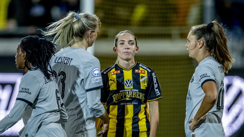 Elin Rubensson med PSG:s Amanda Ilestedt och Lieke Martens efter Häckens förlust i Champions League-kvalet.