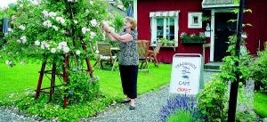 Margaretha öppnar café i sin trädgård