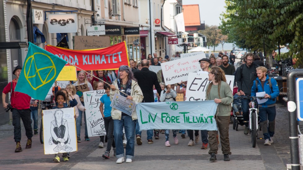 Över hundra personer strejkade för klimatet i Västervik under fredagen. 