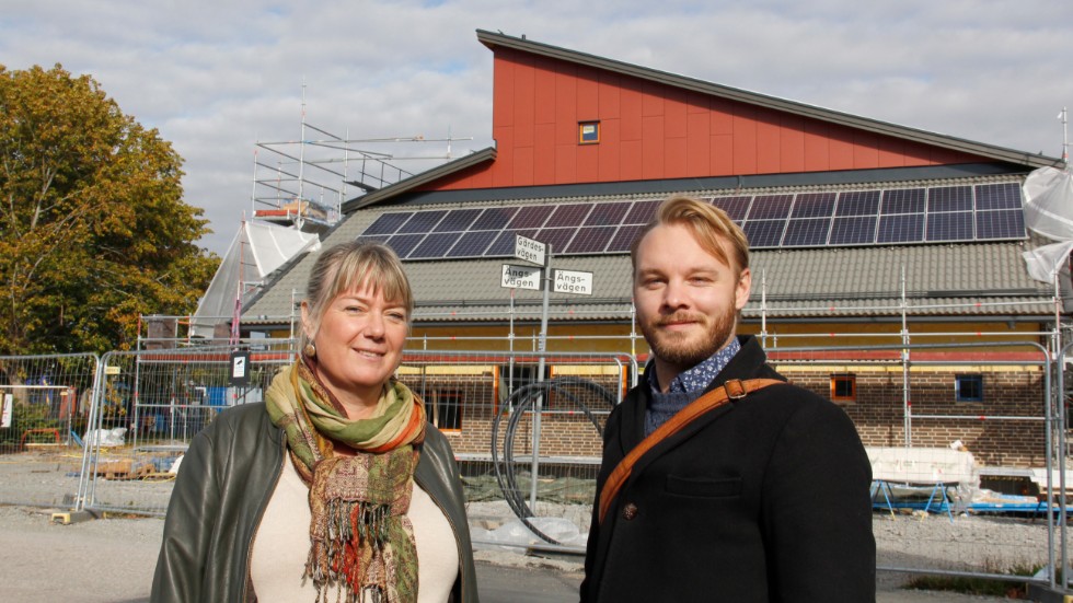 Anna-Maria Winther och Hampus Berglind vid södra fasaden på den nya förskolan, solceller kommer att installeras även på delar av taket mot öster.