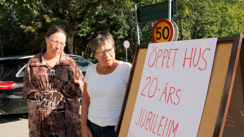 Anita Lindqvist och Maud Jonsson tog fasta på Birgitta Gunnarsson att fira 20-årsjubileet av Enabygdsarkivets flytt till nuvarande lokaler. 