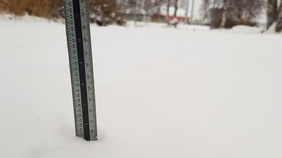Enligt SMHI's mätningar från flygstationen ska Luleå ha 1 centimeter snö. Vår mätning visar att det snarare är omkring 8 centimeter.