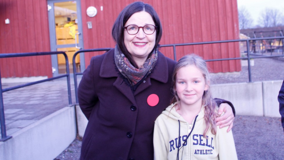 Utbildningsminister Anna Ekström (S) gillar att träffa barn och ungdomar. På Mariefreds skola fick hon krama om Joline Pettersson som går i klass 4C.