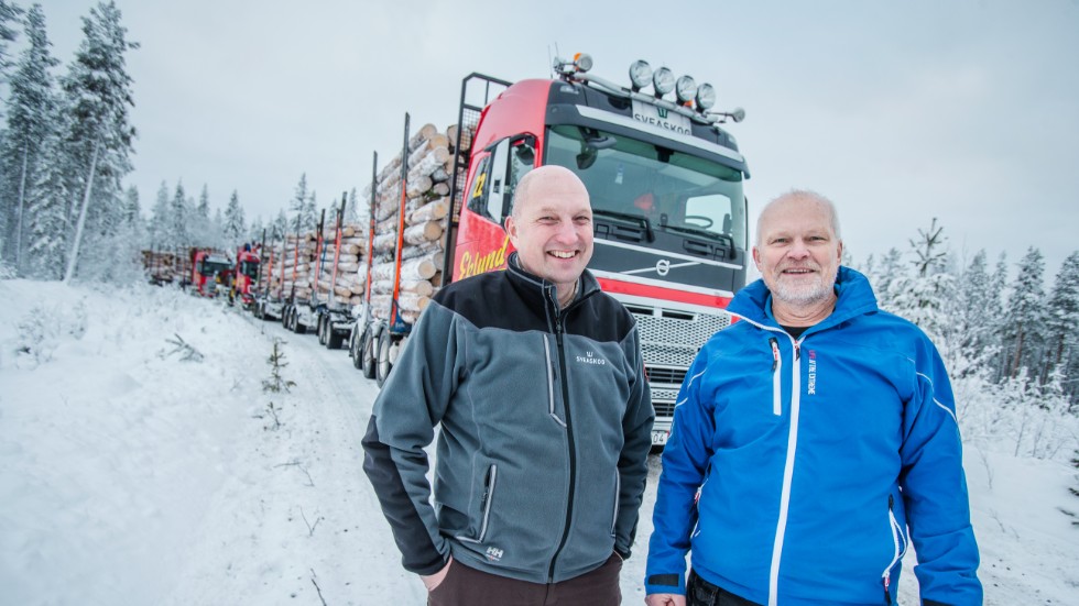 Henrik Engman, virkesansvarig vid Sveaskog samarbetar  med Lennart Cider vid Volvo lastvagnar i ett projekt som ska ge tyngre transporter från Haraholmen.
