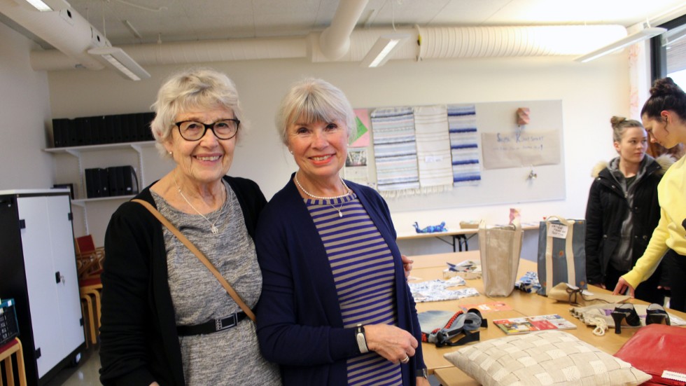 Britt-Marie Björklund och Carina Åsis på seniorakademin håller i en station om återbruk.