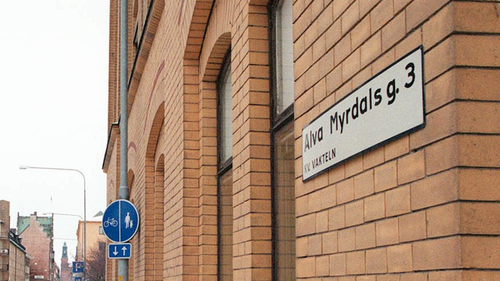 Två pojkar utsattes för brott på Alva Myrdals gata i centrala Eskilstuna på tisdagen. 