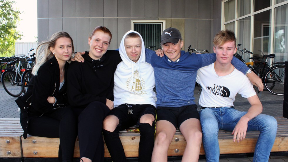 Fem nya gymnasiestudenter som alla pendlar till skolan i Finspång. Men de tycker att de ändå gjort ett bra val. Från vänster: Linnéa Sjögren, Frida Westling, Viktor Torgersen, Martin Ringdahl och Hugo Kvistell.