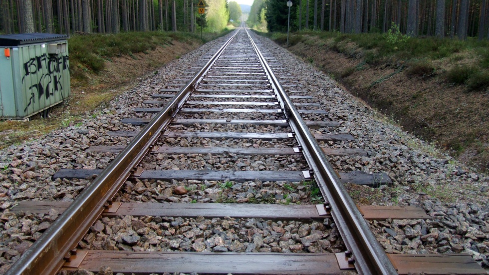Vägen vid järnvägsövergången kommer att höjas för att ge bättre sikt.