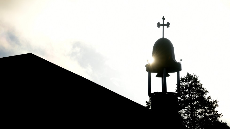 Silhuett av S:t Maria syrisk-ortodoxa kyrka i Tensta med klocktorn och kors.
