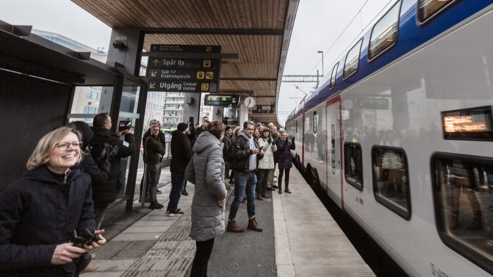 Hela förvaltningen för trafik och samhälle vid Region Uppsala hade samlats på perrongen när det nya tåget passerade stationen.