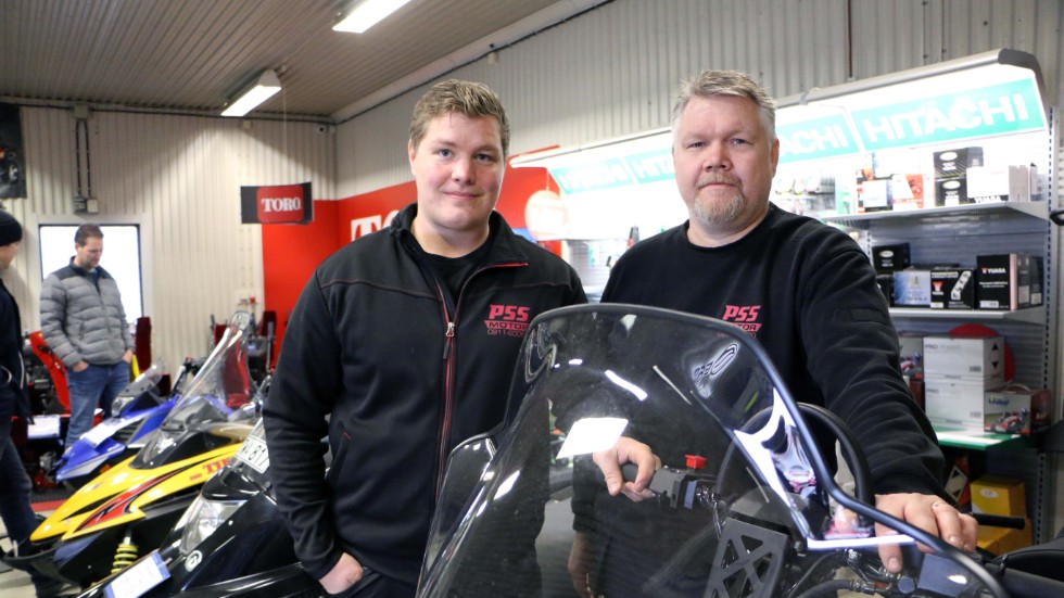 Andreas och Robert Bjurström på PSS Motor säljer de nya lågprisskotrarna och säger att intresset ökar.