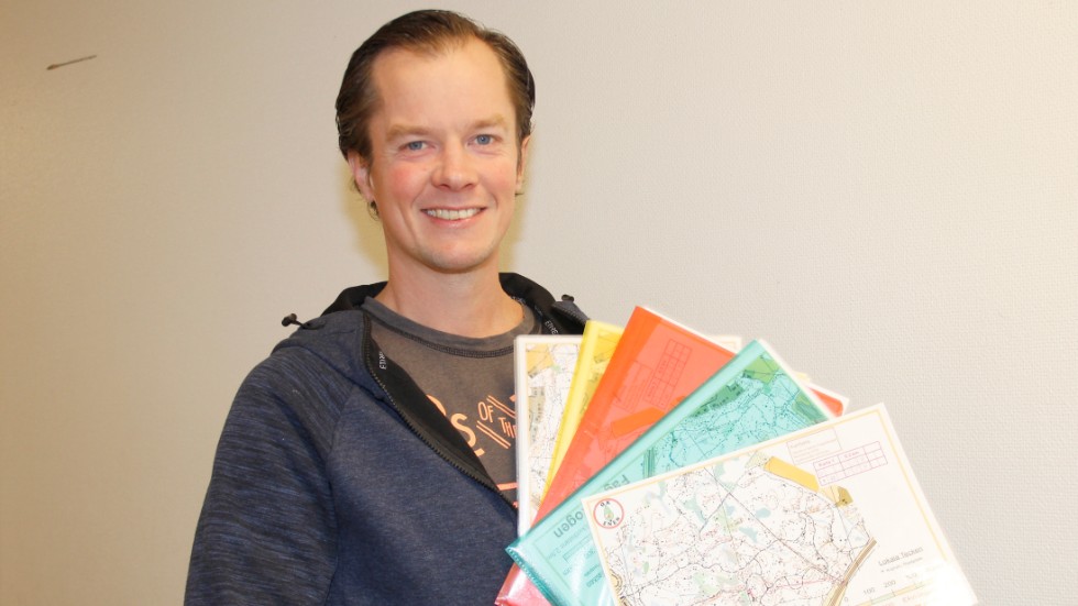 Fredrik Lindmark, idrottslärare Rombergaskolan, uppskattar kartorna över Fagerskogens banor som kommer väl till pass i undervisningen.