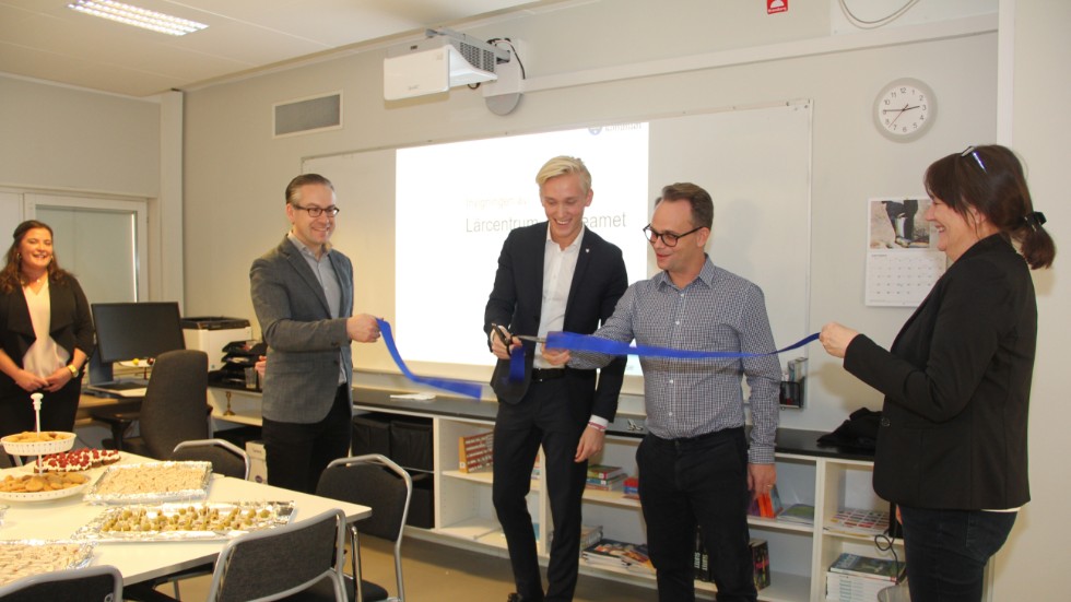 Mikael Brant-Lundin och Mattias Askerson (M) från Sigtuna kommun samt Henrik Thureson och rektor Marie Eklund från Sollentuna kommun, invigde Lärteamet.