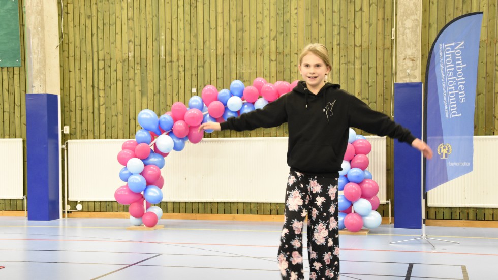 Hanna Christensen, 10, testade balansen under invigningen av Nattidrott.