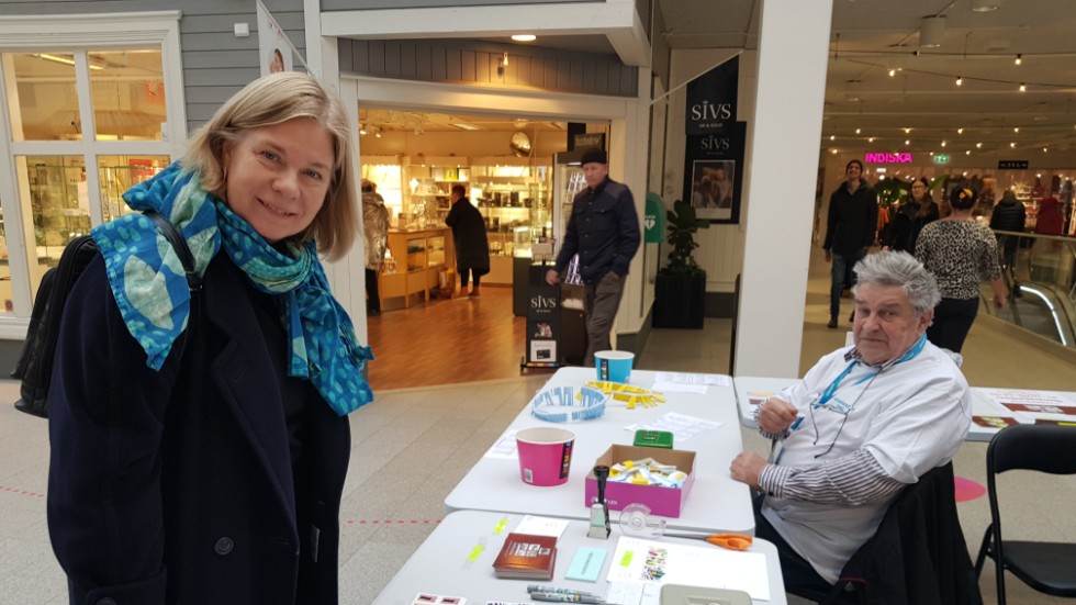 Åsa Wikman är intresserad av frimärken och samlar på "låg nivå", som hon uttrycker det.