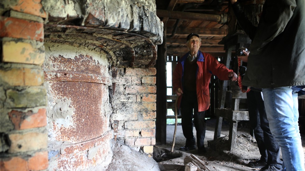 94-årige Evald Lindby är en av eldsjälarna i Ardre sockenförening. Där bränner man årligen tjära i såide, men i Ardre fanns  i början av 1900-talet även en tjärfabrik lik den i Norrlanda.