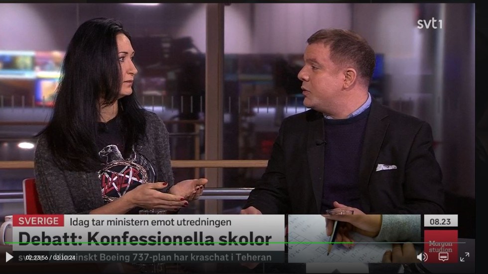 I vilken grad motiverar metalbandet Slayer Sakine Madons engagemang mot religiösa friskolor, undrar Ruben Agnarsson, med anledning av den tröja hon bar i SVT:s Morgonstudio i debatten med Johan Ingerö (KD).