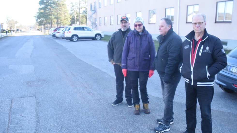 Fr.v: Peter Andersson, Inger Claesson, Bo Claesson och Håkan Strömberg bor på Idrottsgatan i Södra Vi. De skulle gärna se en sänkning av hastighetsbegränsningen vid skolan från 50 till 30 km/h.