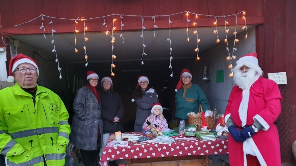 Tomten fanns på plats på julmarknaden i Fjälster och delade ut godis till alla barn.
