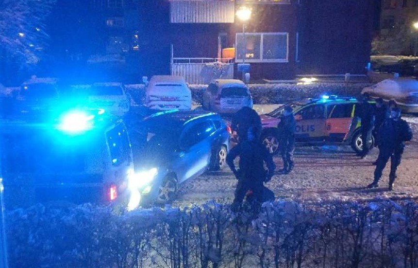 Stor polisinsats på Eskilsgatan under fredagskvällen. 