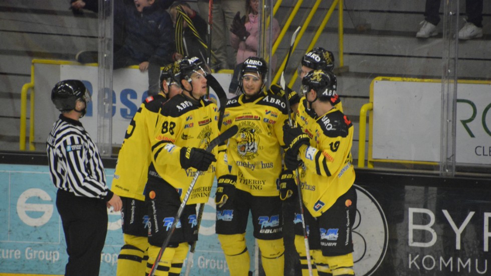 Vimmerby Hockey jublar efter att ha satt dit 5–4-målet mot Tranås under lördagen.