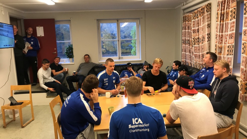 Lättsamt snack, slappande eller kortspel blir det mellan matcher för IFK Motalas bandylag. Här i allrummet på Högbo vandrarhem. IFK har mötts av stor respekt i sin comeback på den internationella arenan.