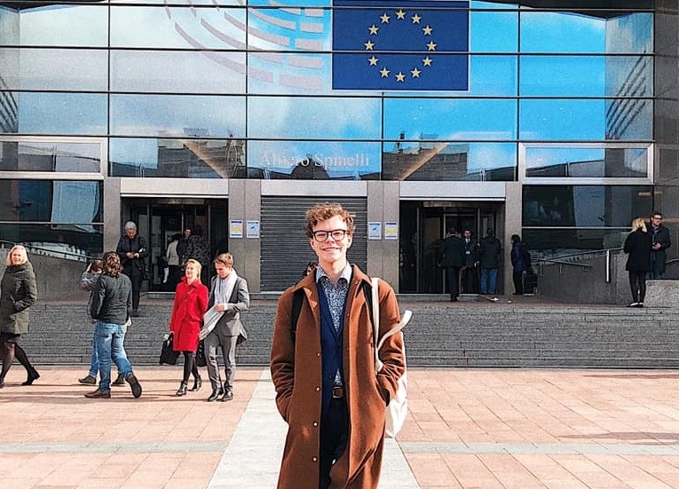 Alexander Högberg i Bryssel där han efter nyår ska påbörja ett halvårs praktik för socialdemokraterna i Europaparlamentet.