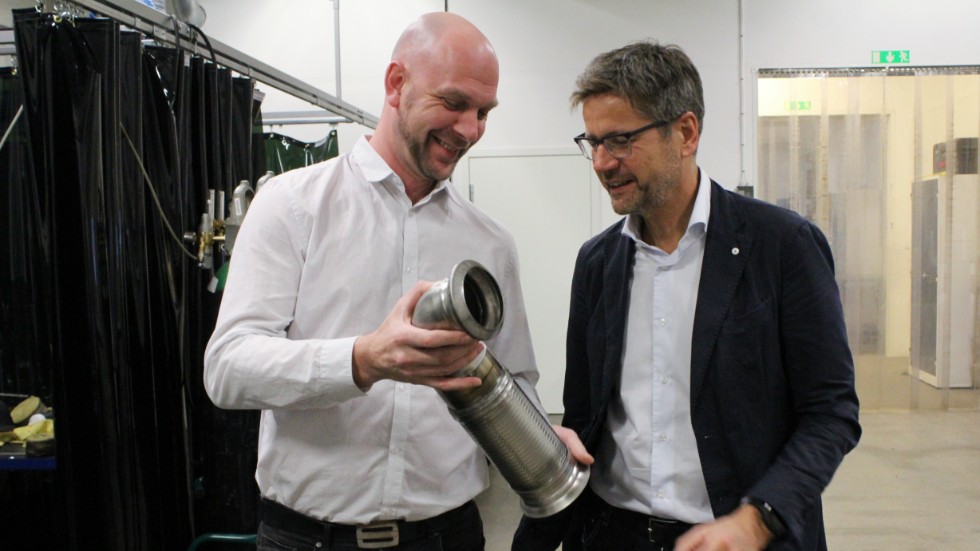 Mats Iseskog och Thomas Larsson ser att det krävs nyanställningar för att klara av produktionen i Motala.
