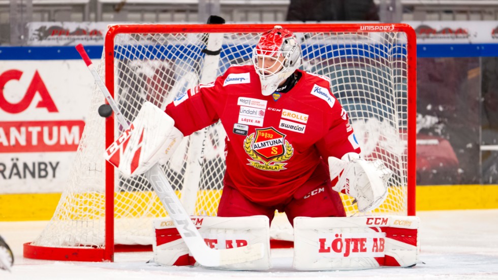 Daniel Rosengren är ny för säsongen i Almtunas mål. I fredags fick han vinna på isen för första gången.
