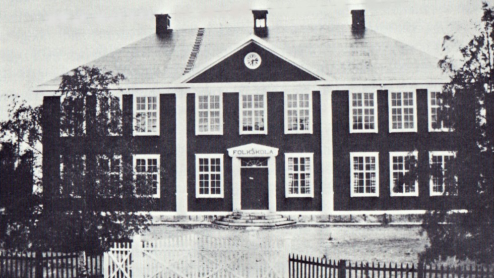 Parkskolan var Arvidsjaurs folkskola i nästan ett halvt sekel. ”Röskolan” invigdes 1922 och revs 1970 för att ge plats åt nuvarande Medborgarhuset.