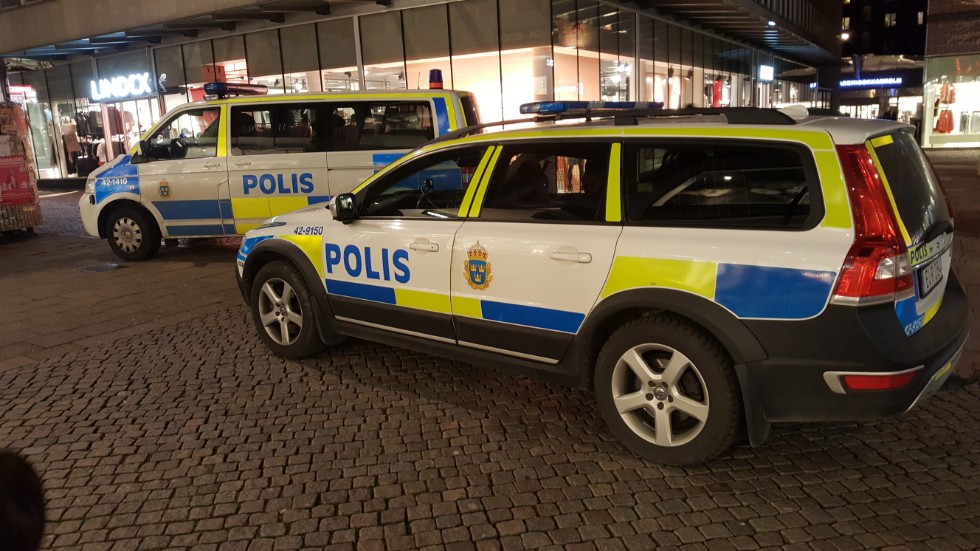 Strax efter klockan 17 fick polisen larm om att det skett ett rån i en guldsmedsbutik i centrala Linköping. 