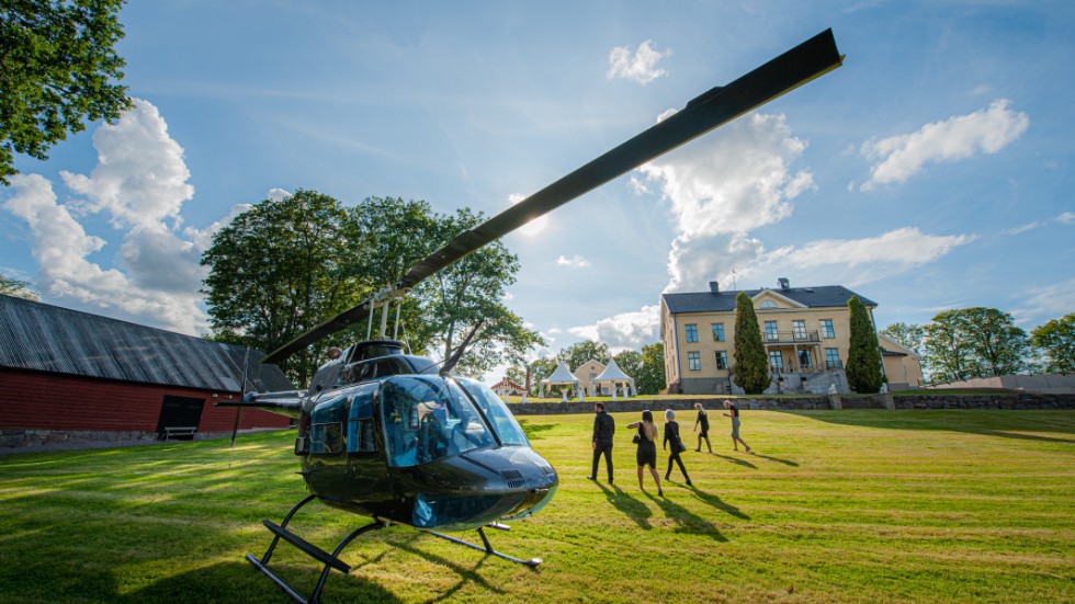 De potentiella kunderna kan enkelt landa och lyfta i Borggård herrgårds trädgård. Sedan är det inte långt till huvudkontoret för Savback Helicopters.