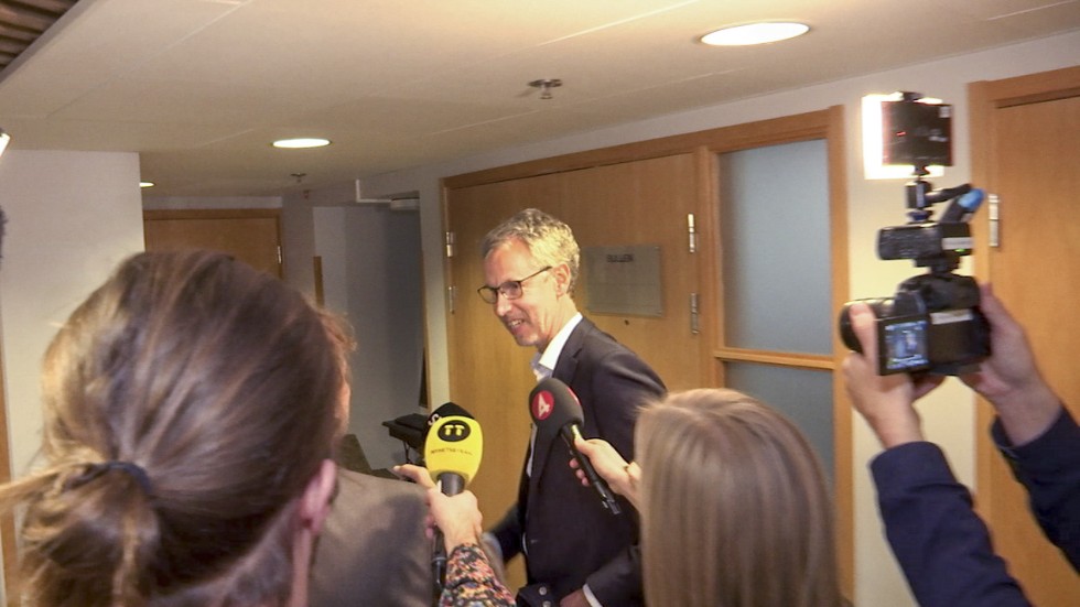 Apotekstjänsts vd, Tomas Hilmo, lämnar mötet med politiker i varuförsörjningsnämnden angående bristen på sjukvårdsmaterial i Region Uppsala.