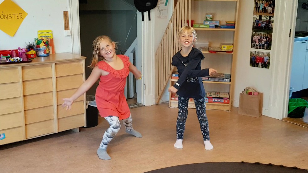 Ettorna Selma Fritzsche och Linnea Guldbrandsson är glada över sitt nya klassrum. Men här busar de inne på fritis på Röks skola.