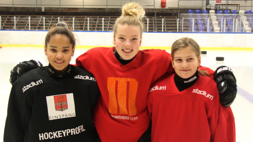 Tre av Faiks spelare, från vänster: Elin Asp, Emma Goding och Alice Karlsson