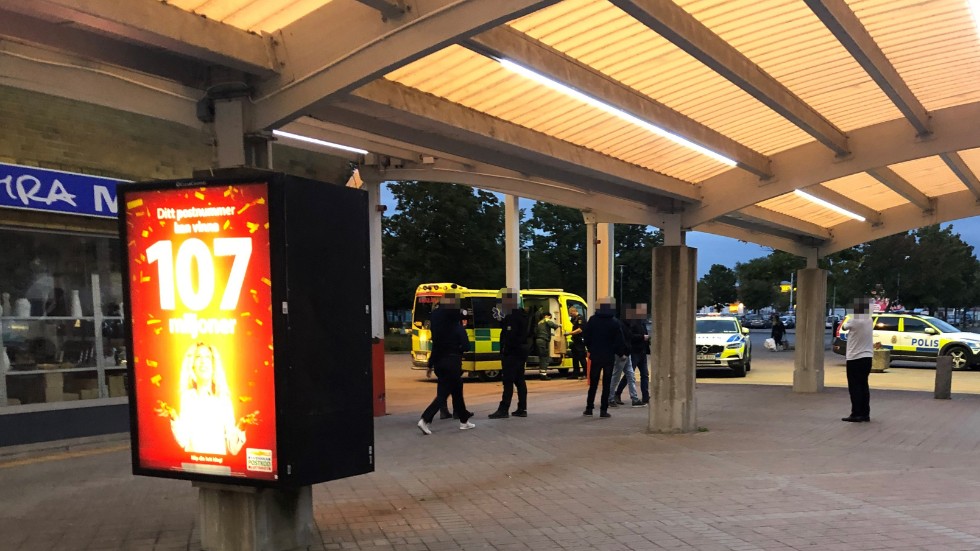 Polis och ambulans på plats i Skäggetorp centrum.