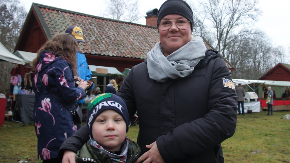 Theo och Rosie Aalto från Enköping var två av besökarna på julmarknaden i Härkeberga.