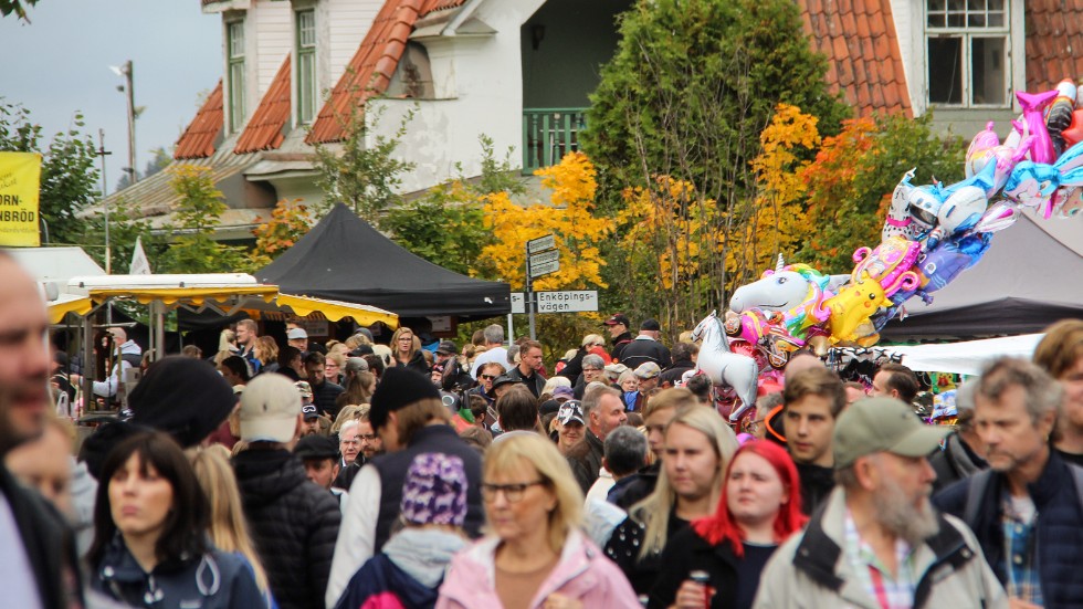 Gatorna i Örsundsbro fylls av tiotusentals personer den här söndagen i september.