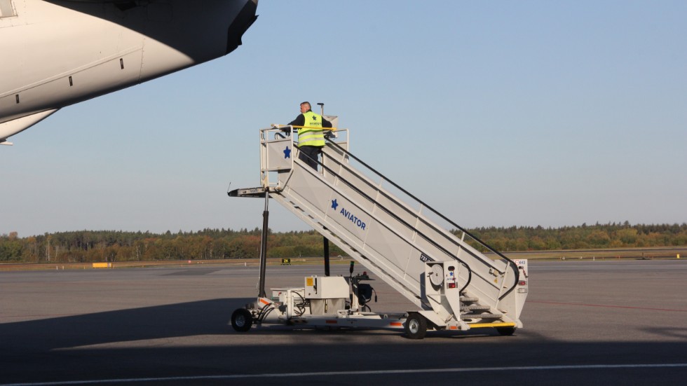 Aviators personal var med och utvecklade batteridrivna trappor som körs med en liten spak på toppen, istället för att släpas ut för hand. I dag har de flesta flygbolag sådana här trappor.
